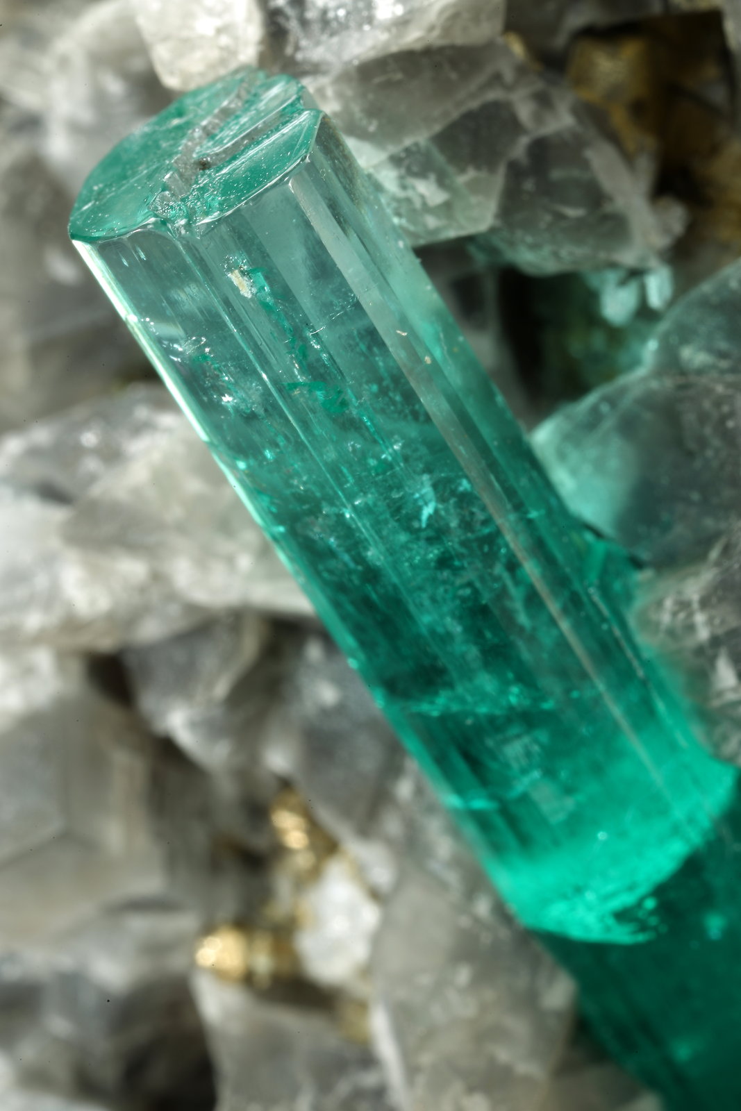 Beryl (variety emerald), Albite (variety cleavelandite), Dolomite, Pyrite
109x41x64mm, main xl=34mm
(Autor: Fiebre Verde)