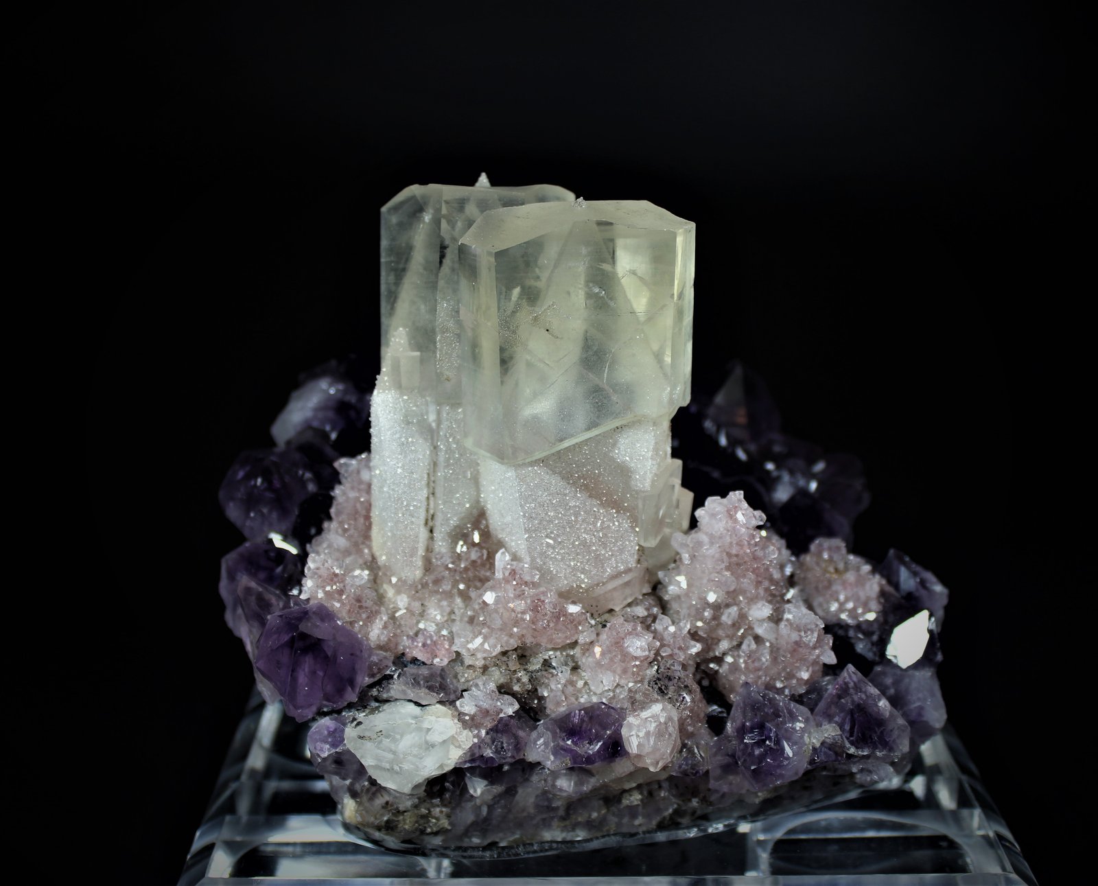 Calcite, Quartz (variety amethyst)
16.2 cm x 12.5 cm x 12 cm
(Autor: Don Lum)