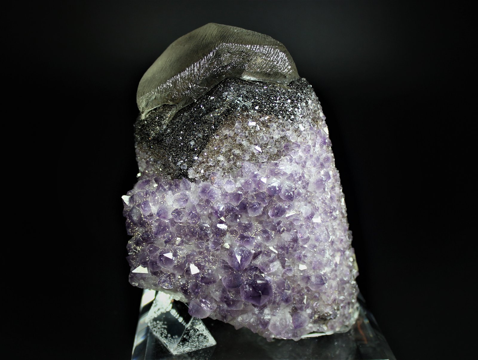 Calcite, Quartz (variety amethyst), Hematite
18.2 cm x 12.3 cm x 9.5 cm
(Autor: Don Lum)