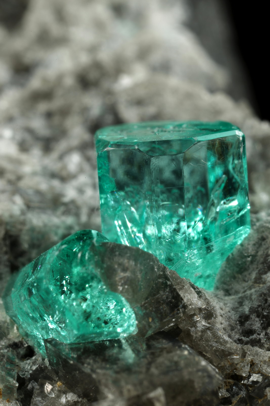 Beryl (variety emerald), Calcite, Dolomite
87x64x61mm, largest xl=5mm
(Autor: Fiebre Verde)