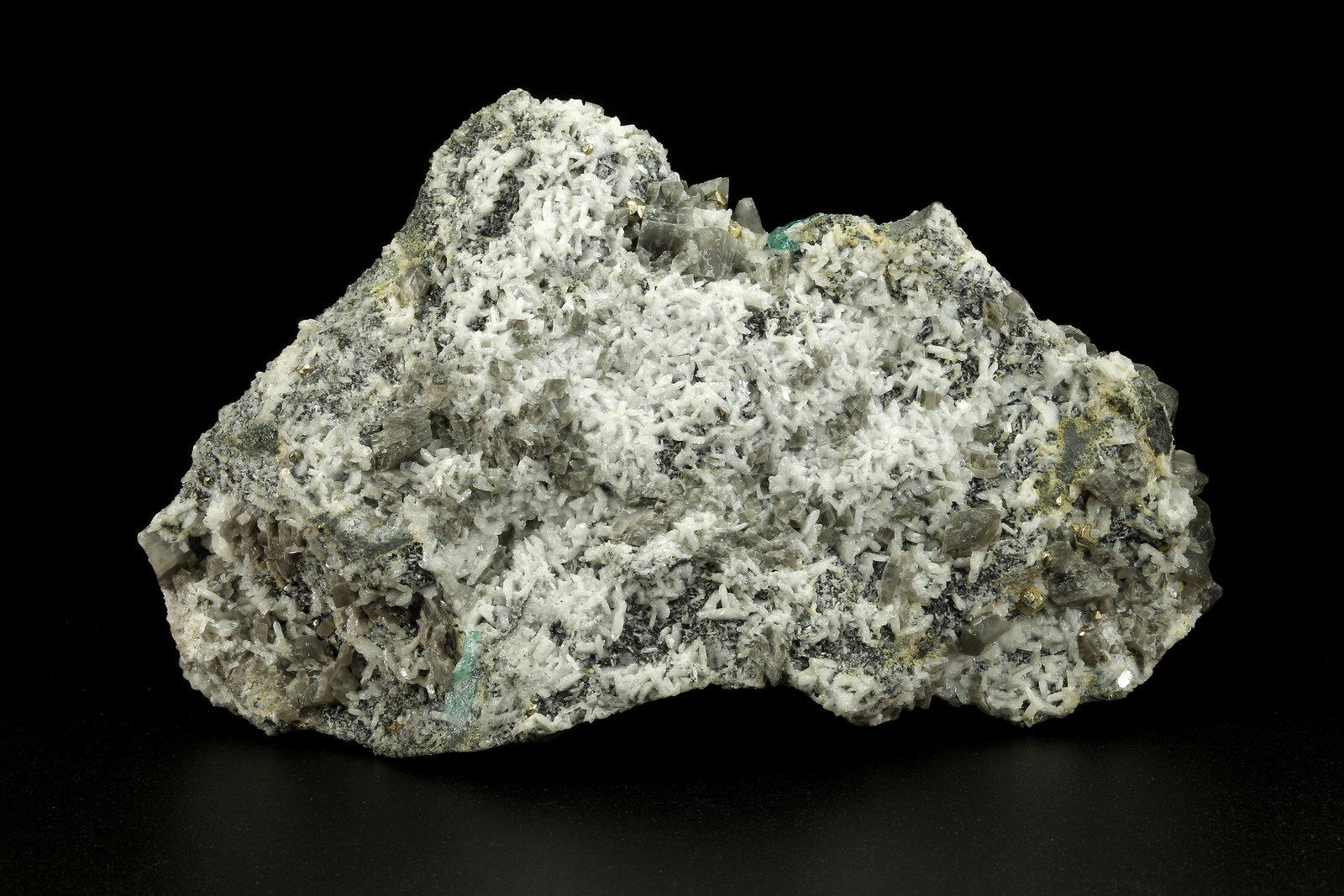 Beryl (variety emerald), Albite (variety cleavelandite), Dolomite, Pyrite
109x41x64mm, main xl=34mm
(Autor: Fiebre Verde)