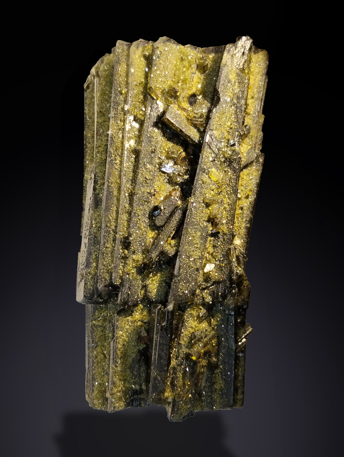 Elbaite (variety verdelite)
Mina Cruzeiro, Santa Maria do Suaçui, Governador Valadares, Vale do Rio Doce, Minas Gerais, Brasil
32 mm × 55 mm x 25 mm
(Autor: Firmo Espinar)