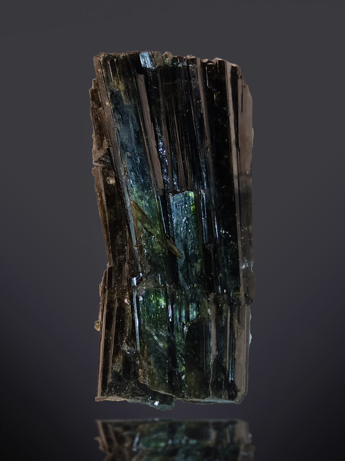 Elbaite (variety verdelite)
Mina Cruzeiro, Santa Maria do Suaçui, Governador Valadares, Vale do Rio Doce, Minas Gerais, Brasil
32 mm × 55 mm x 25 mm
(Autor: Firmo Espinar)