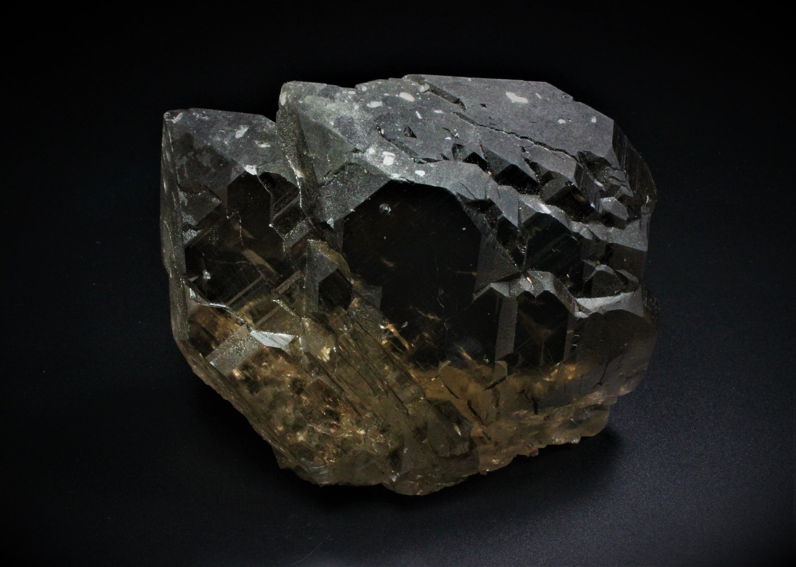 Quartz (variety smoky, variety gwindel)
135 mm x  130 mm x 70 mm
(Autor: Don Lum)