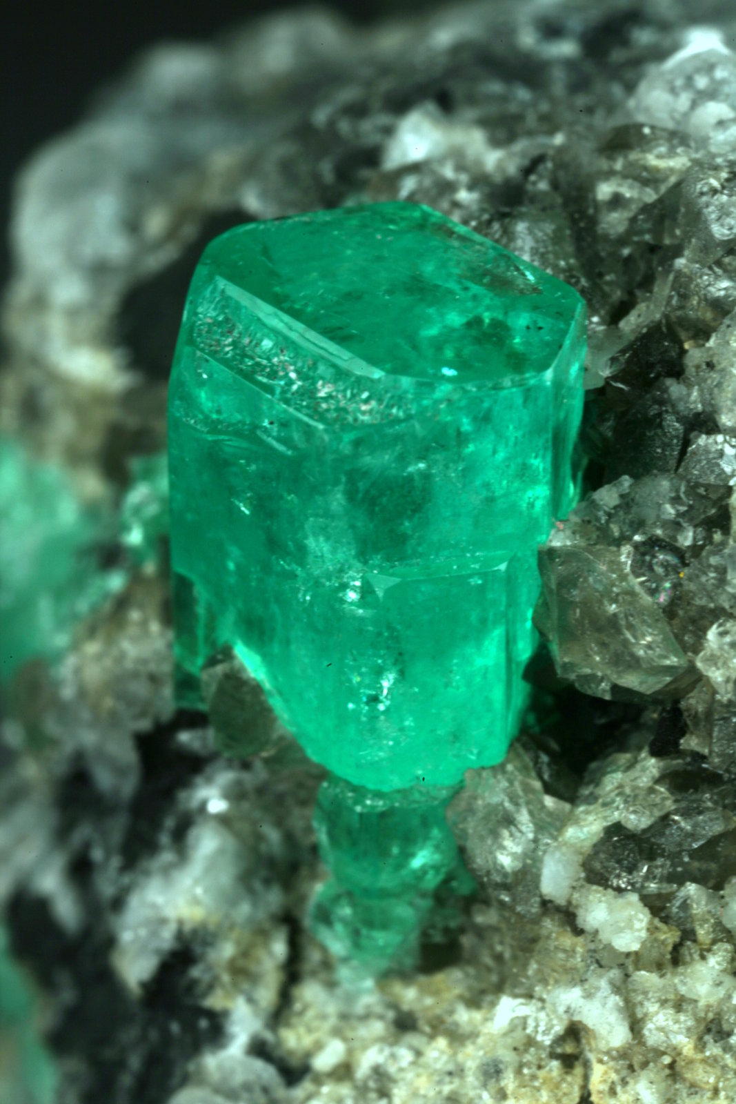 Beryl (variety emerald), Calcite
35x40x55mm
(Autor: Fiebre Verde)