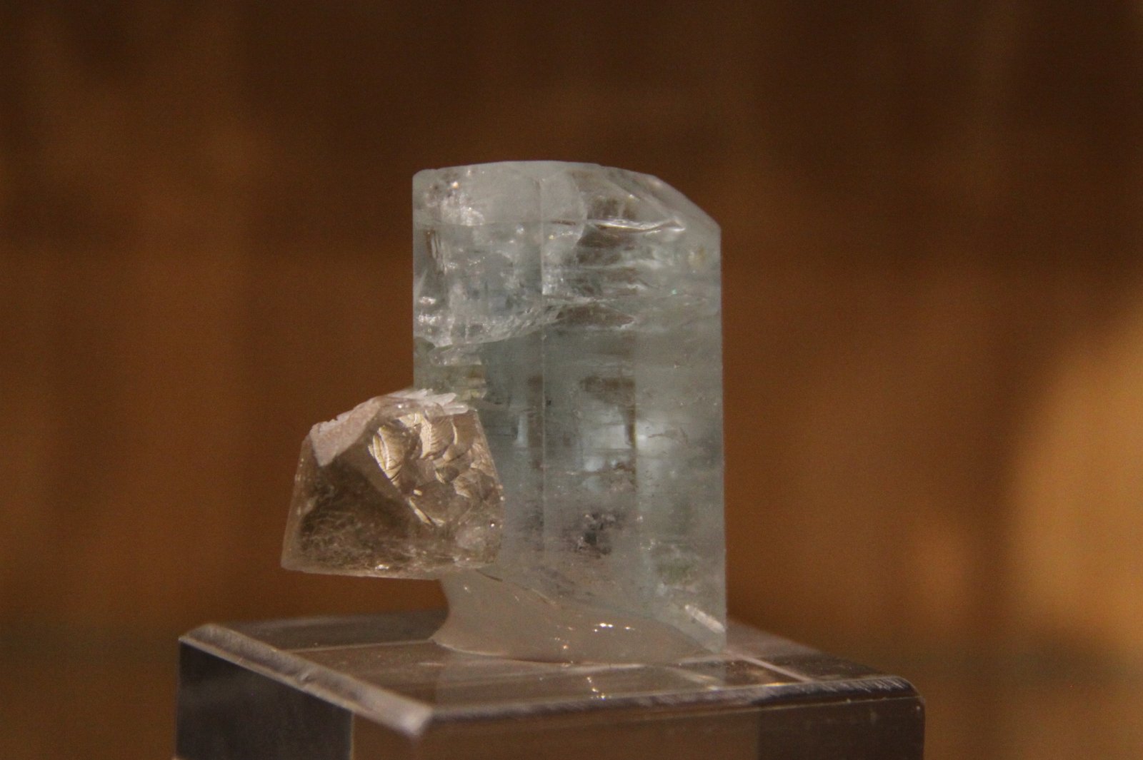 Beryl (variety aquamarine) and Quartz (variety smoky)
35mm x 37mm x 18mm overall size. Beryl = 24mm x 37mm x 18mm
(Autor: Firmo Espinar)