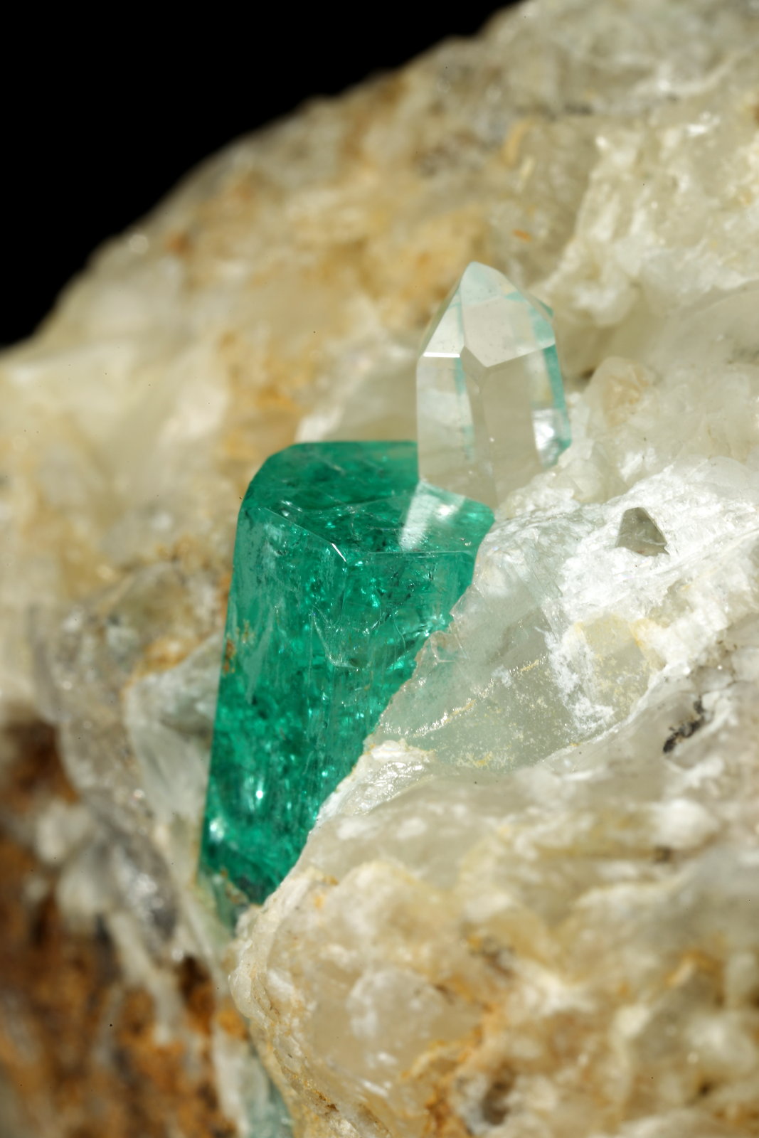 Beryl (variety emerald), Calcite, Quartz
52x32x40mm, main xl=10mm
(Autor: Fiebre Verde)