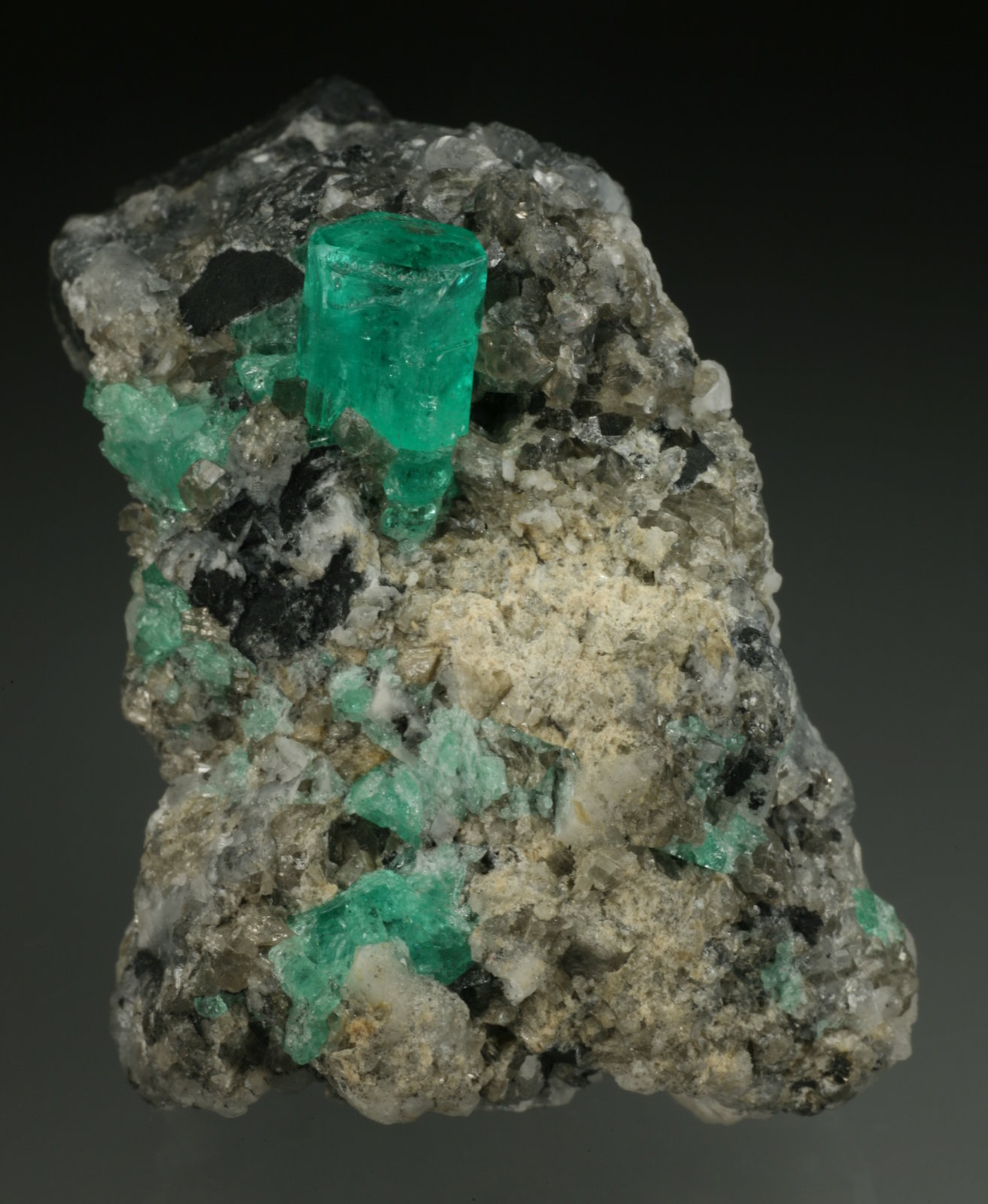 Beryl (variety emerald), Calcite
35x40x55mm
(Autor: Fiebre Verde)