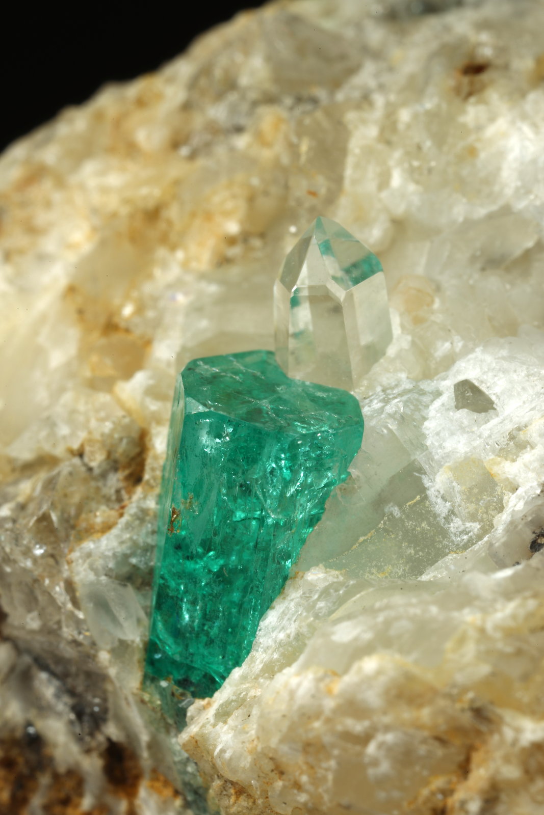 Beryl (variety emerald), Calcite, Quartz
52x32x40mm, main xl=10mm
(Autor: Fiebre Verde)