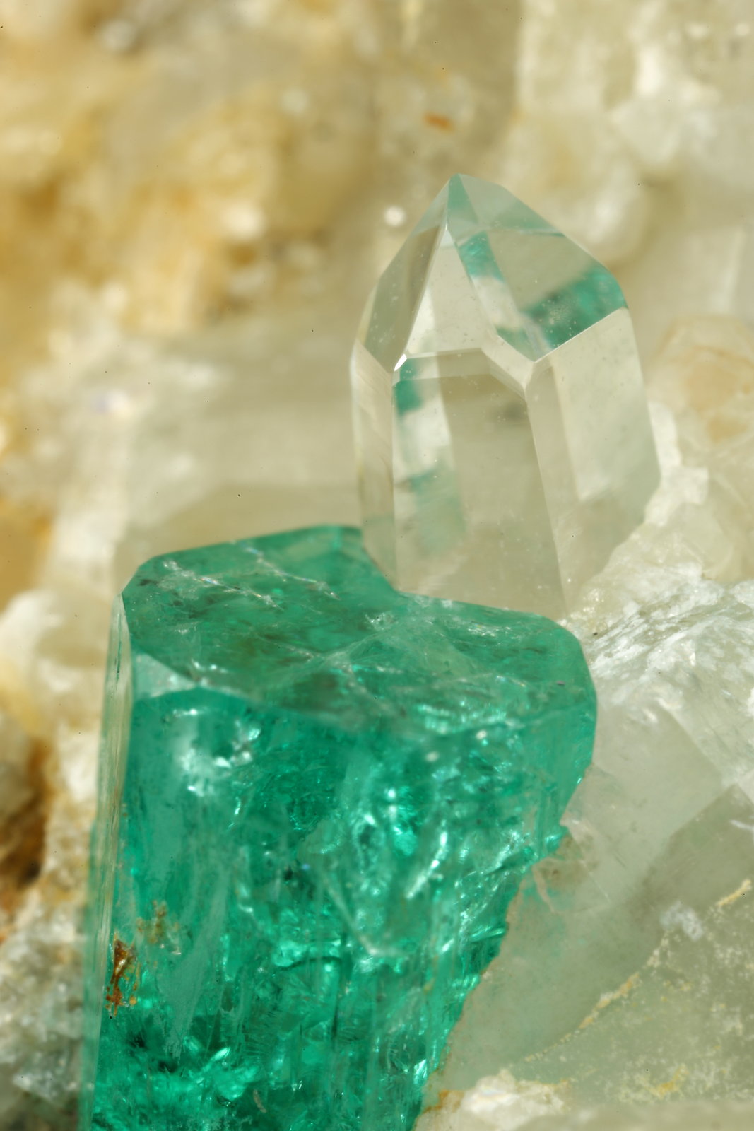 Beryl (variety emerald), Calcite, Quartz
52x32x40mm, main xl=10mm
(Autor: Fiebre Verde)