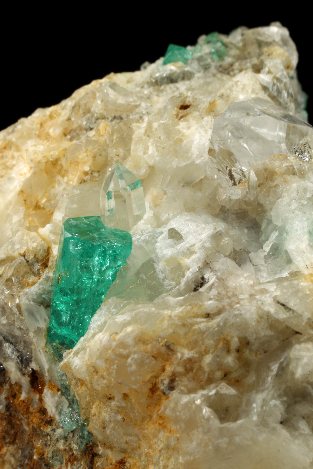 Beryl (variety emerald), Calcite, Quartz
52x32x40mm, main xl=10mm
(Autor: Fiebre Verde)