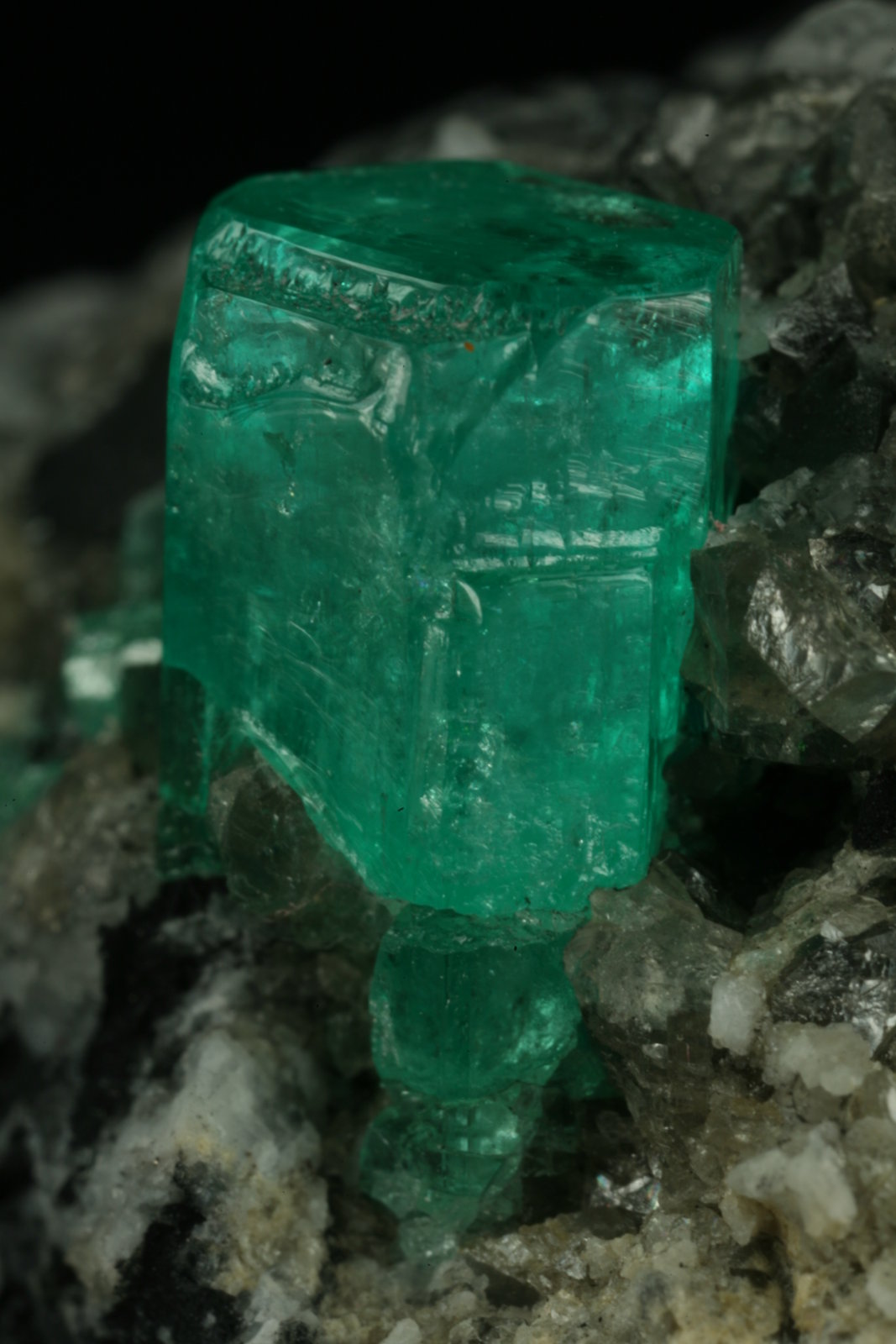 Beryl (variety emerald), Calcite
35x40x55mm
(Autor: Fiebre Verde)