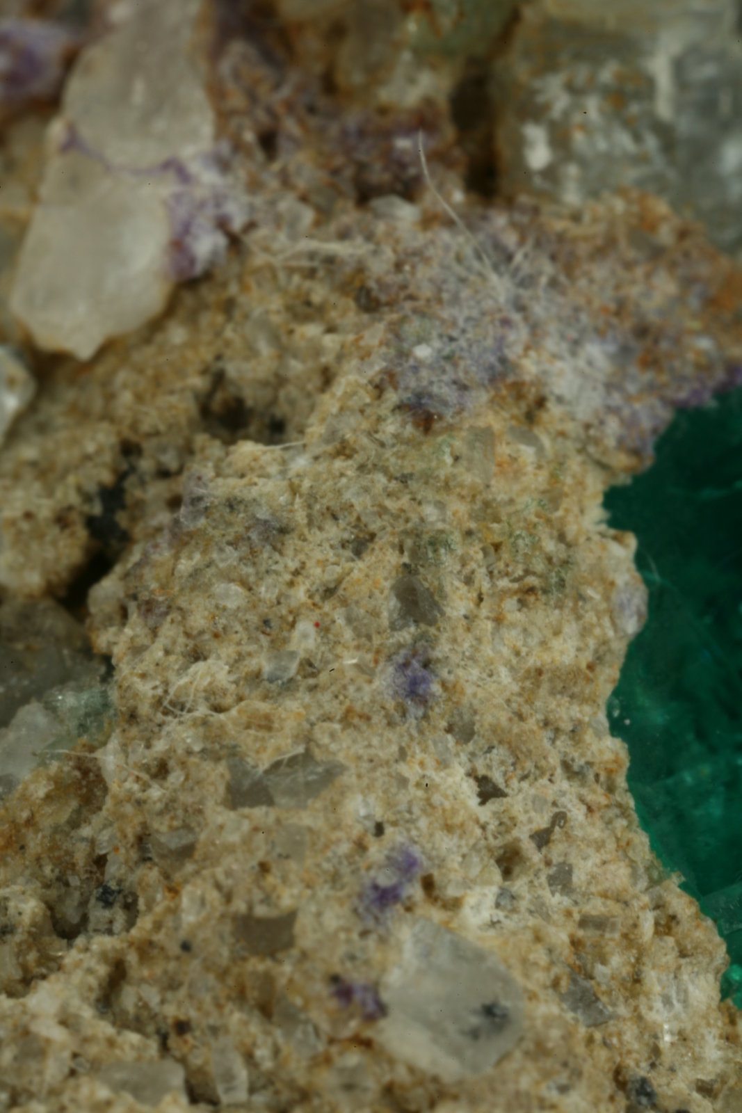 Beryl (variety emerald), Calcite
Detail - FOV=2cm
(Autor: Fiebre Verde)