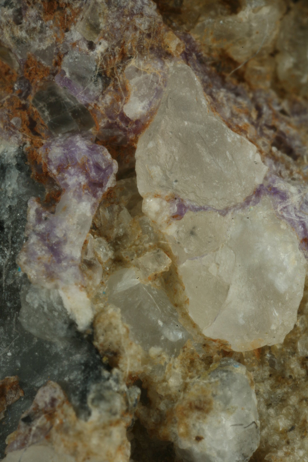 Beryl (variety emerald), Calcite
Detail - FOV=2cm
(Autor: Fiebre Verde)