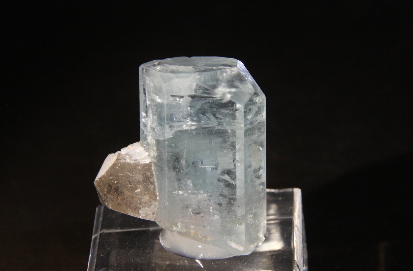 Beryl (variety aquamarine) and Quartz (variety smoky)
35mm x 37mm x 18mm overall size. Beryl = 24mm x 37mm x 18mm
(Autor: Firmo Espinar)