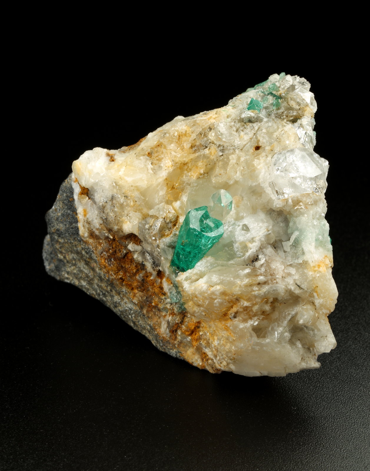 Beryl (variety emerald), Calcite, Quartz
52x32x40mm, main xl=10mm
(Autor: Fiebre Verde)