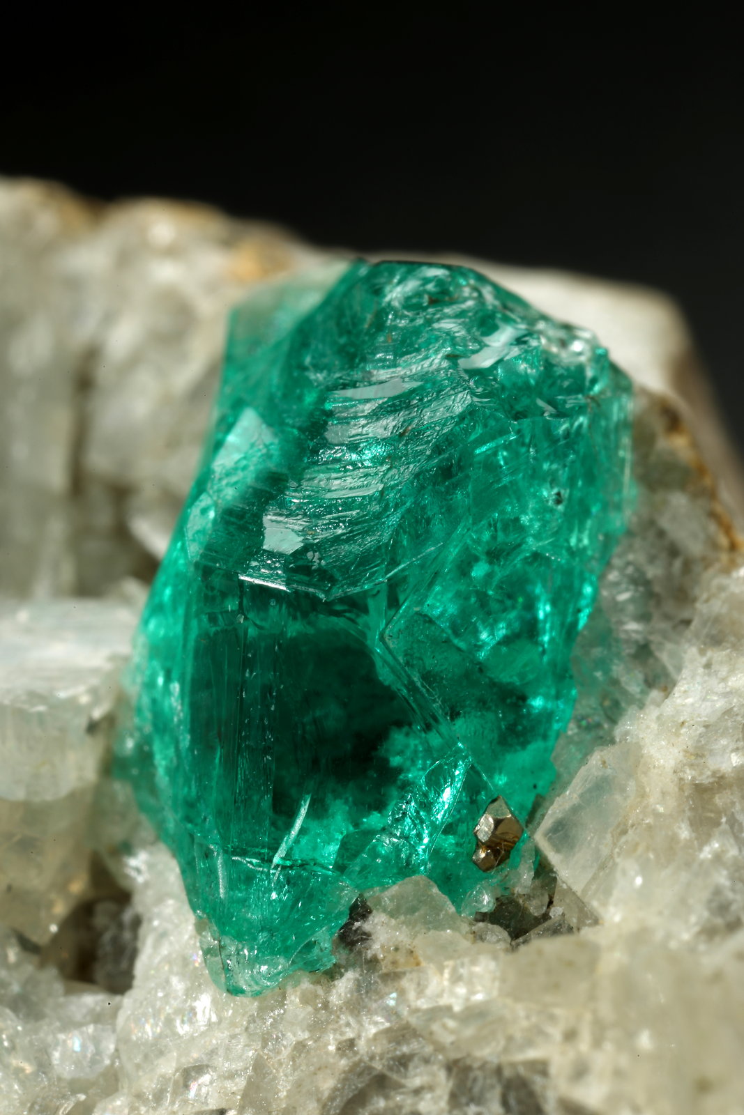 Beryl (variety emerald), Calcite, Pyrite
35x23x20mm, xl=9mm
(Autor: Fiebre Verde)