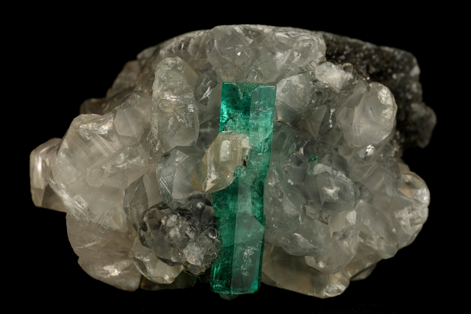 Beryl (variety emerald), Calcite
31x21x20mm, xl=16x4mm
(Autor: Fiebre Verde)