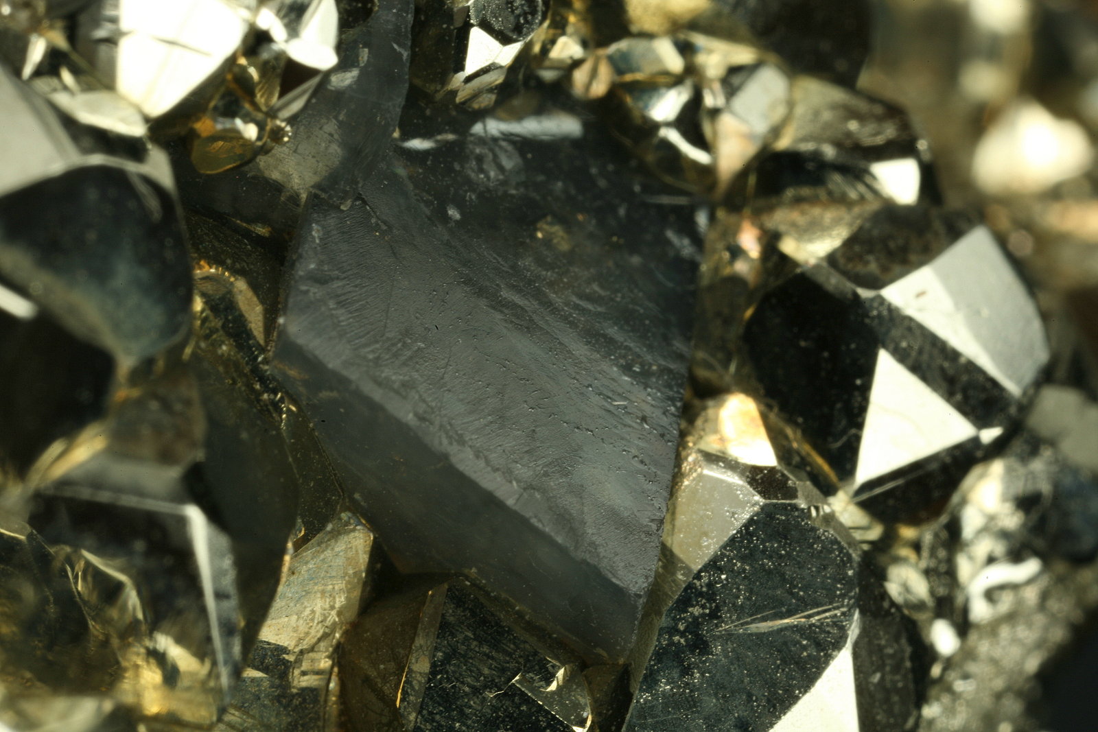 Calcite and Pyrite
Dolomite rhomb ~1cm
(Autor: Fiebre Verde)