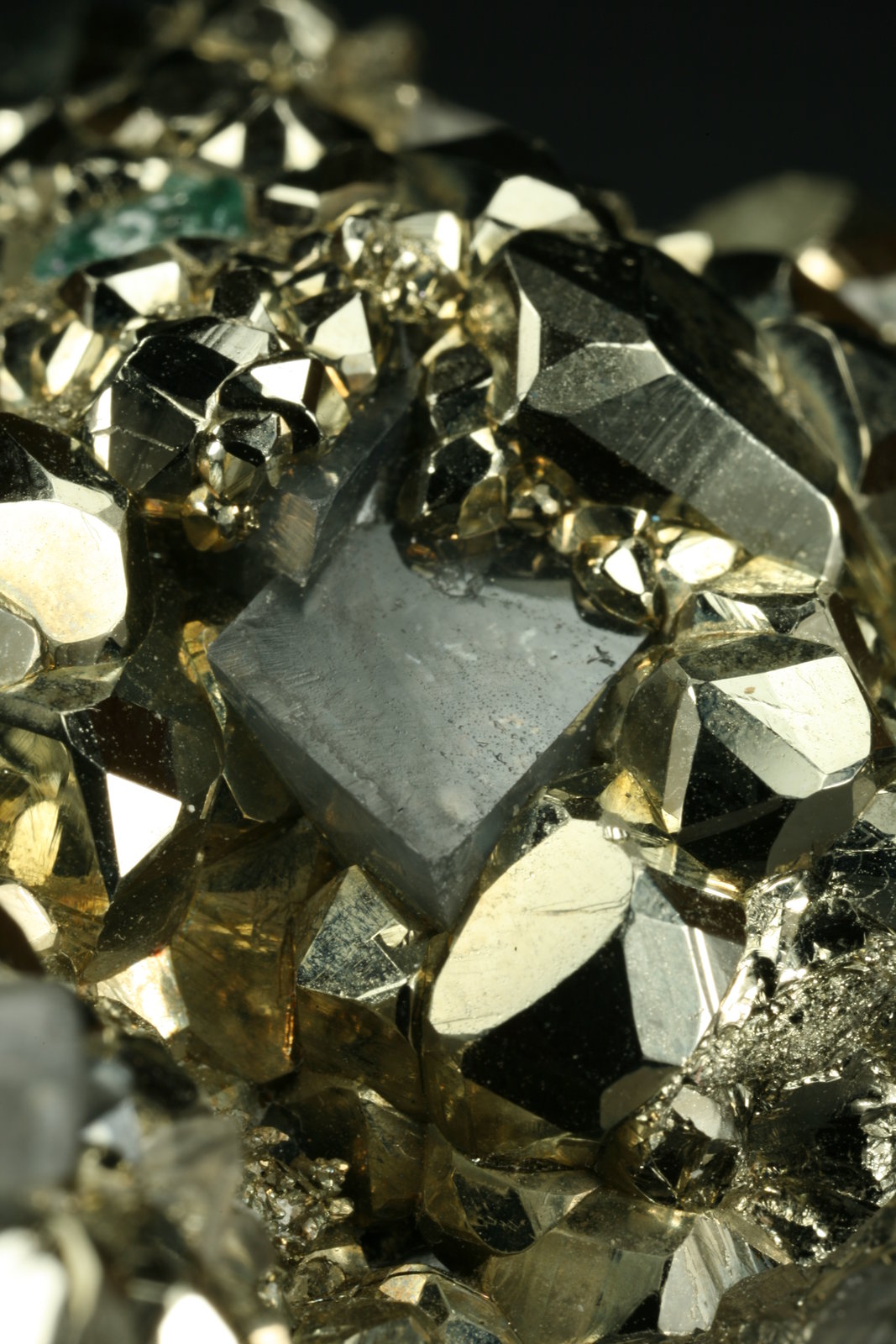 Beryl (variety emerald), Calcite and Pyrite
Dolomite rhomb ~1cm
(Autor: Fiebre Verde)