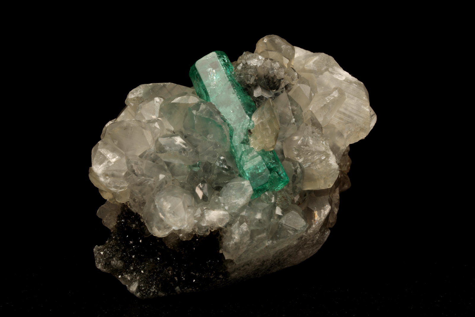 Beryl (variety emerald), Calcite
31x21x20mm, xl=16x4mm
(Autor: Fiebre Verde)