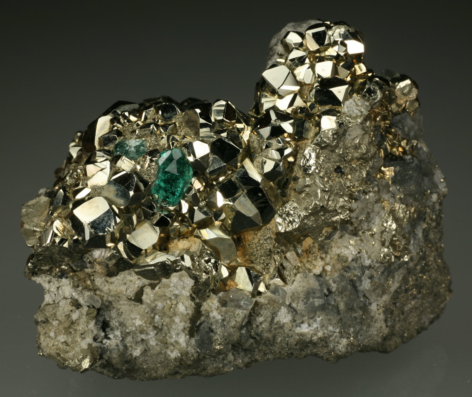 Beryl (variety emerald), Calcite, Pyrite, Dolomite
60x45x55mm
(Autor: Fiebre Verde)