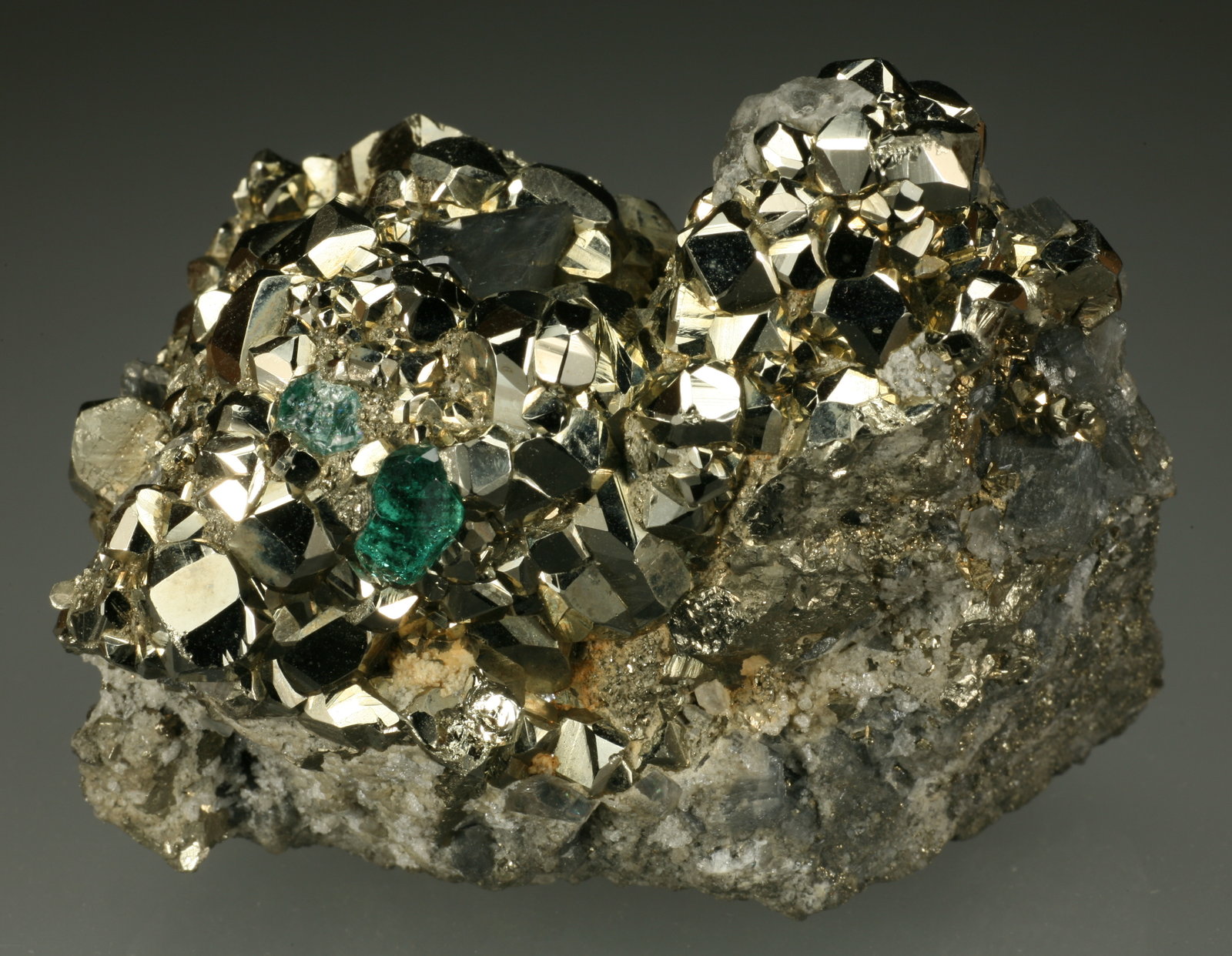 Beryl (variety emerald), Calcite, Pyrite, Dolomite
60x45x55mm
(Autor: Fiebre Verde)