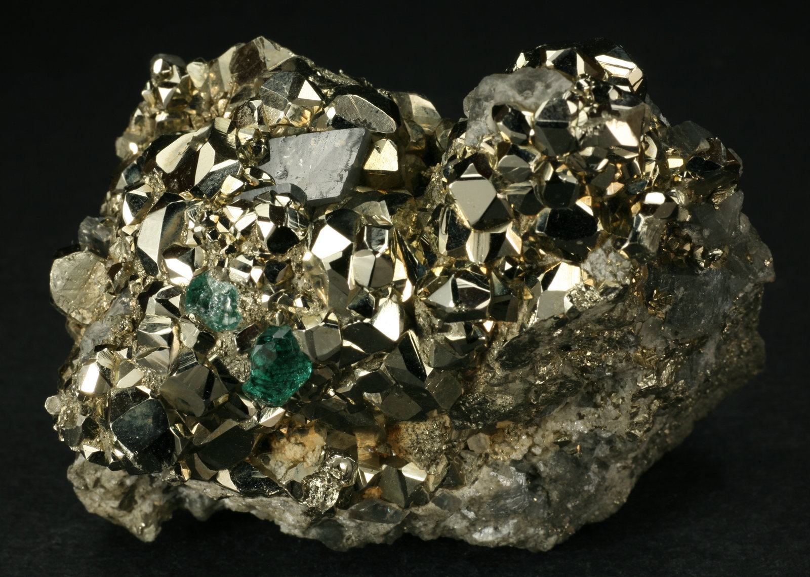 Beryl (variety emerald), Calcite, Pyrite, Dolomite
60x45x55mm
(Autor: Fiebre Verde)