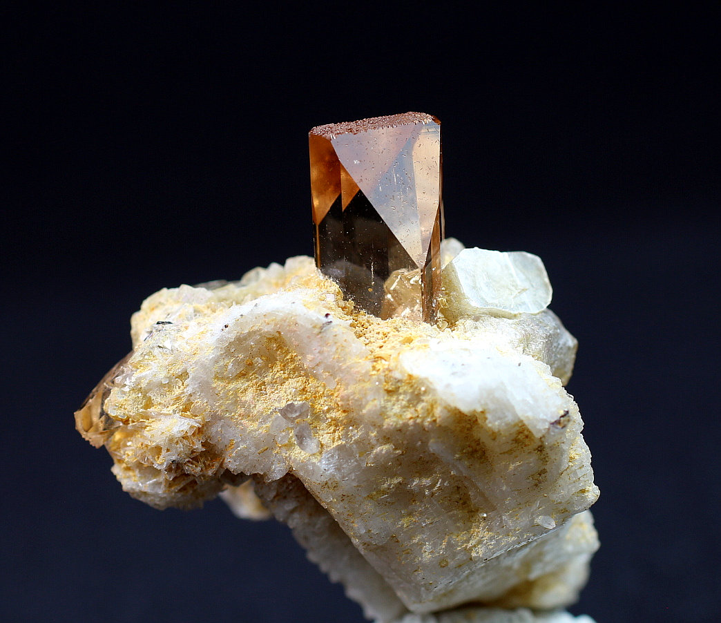 Topaz
3.9 x 3.1 x 3 centimeters
(Autor: Ricardo Melendez)