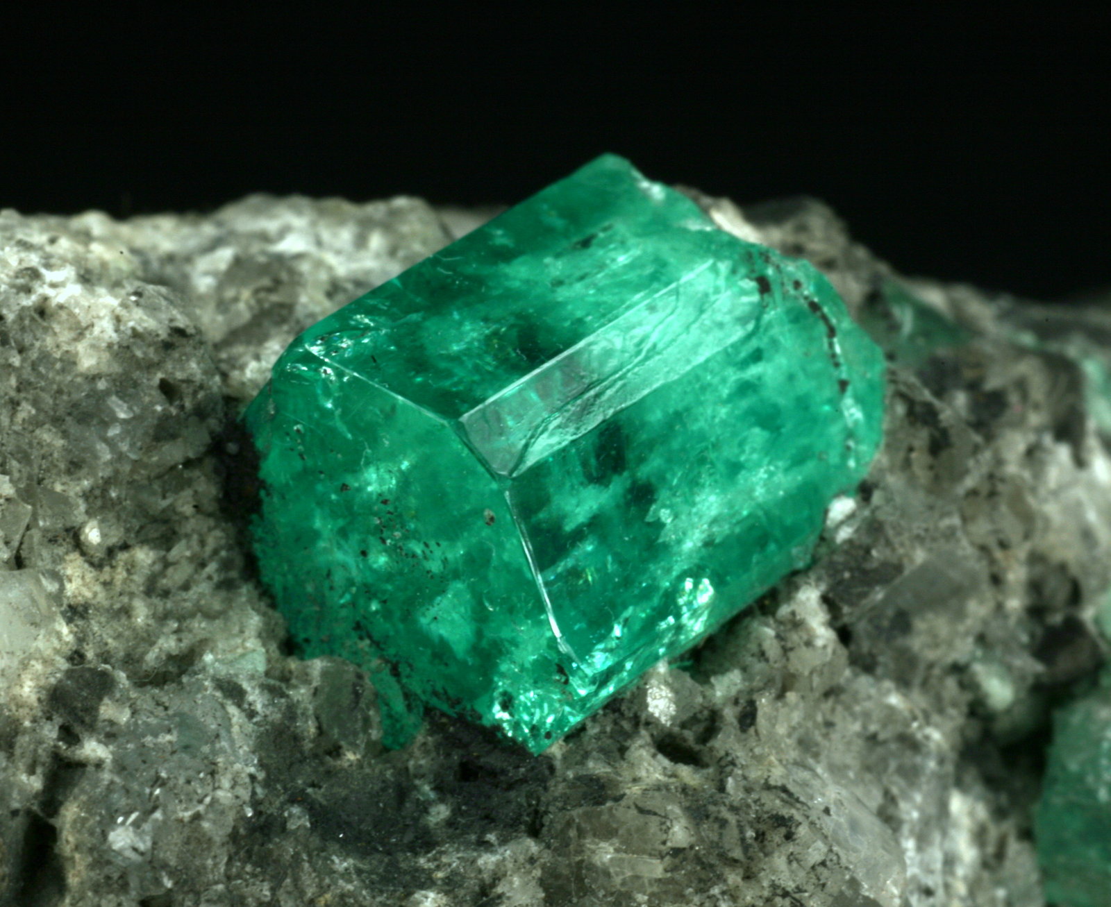 Beryl (variety emerald), Calcite
Detail - xl length=12mm
(Autor: Fiebre Verde)