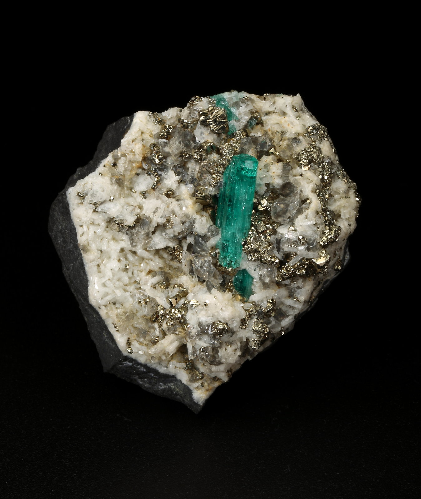 Beryl (variety emerald), Albite (variety cleavelandite), Dolomite, Pyrite
40x43x34mm, xl=15mm
(Autor: Fiebre Verde)