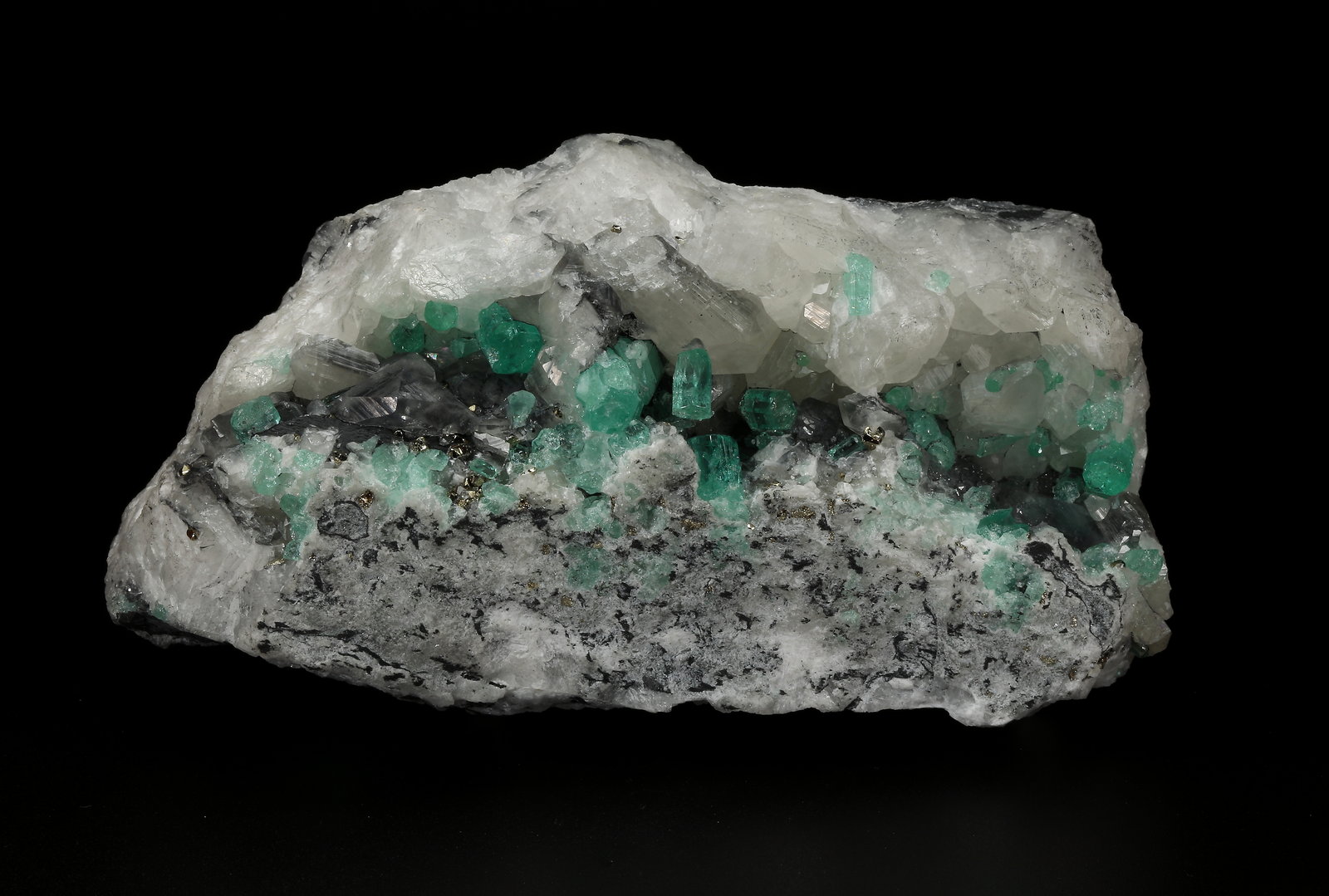 Beryl (variety emerald), Calcite, Pyrite
122x65x48mm, xls up to 8mm
(Autor: Fiebre Verde)