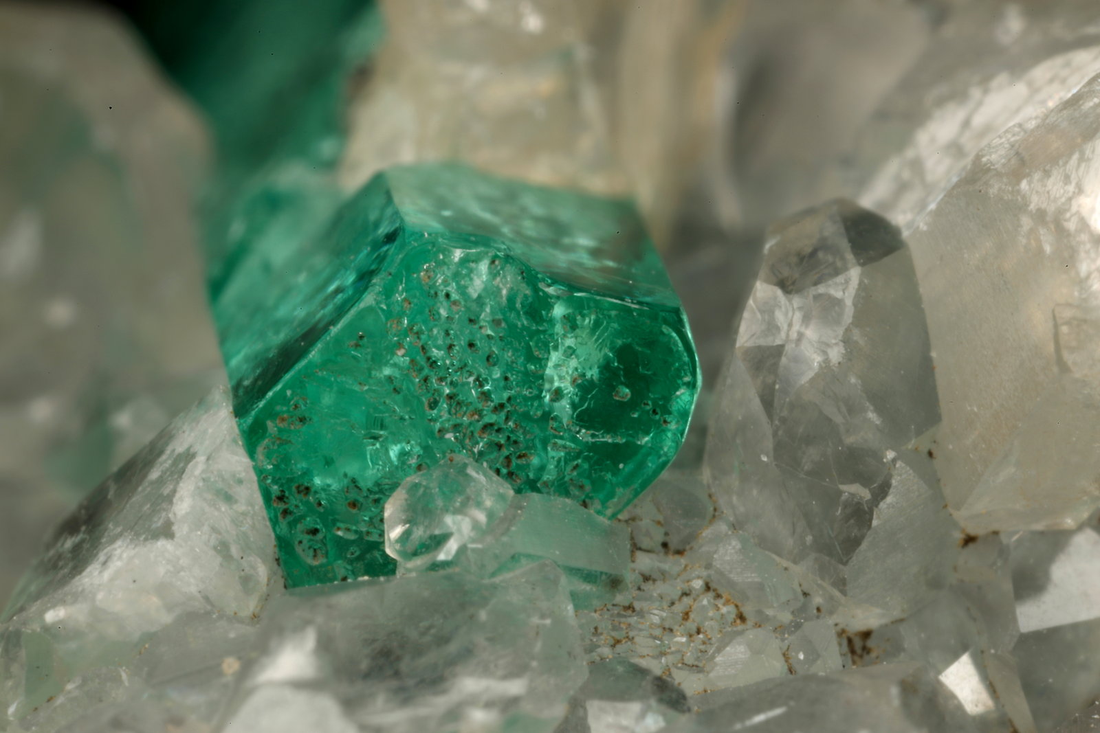 Beryl (variety emerald), Calcite
31x21x20mm, xl=16x4mm
(Autor: Fiebre Verde)
