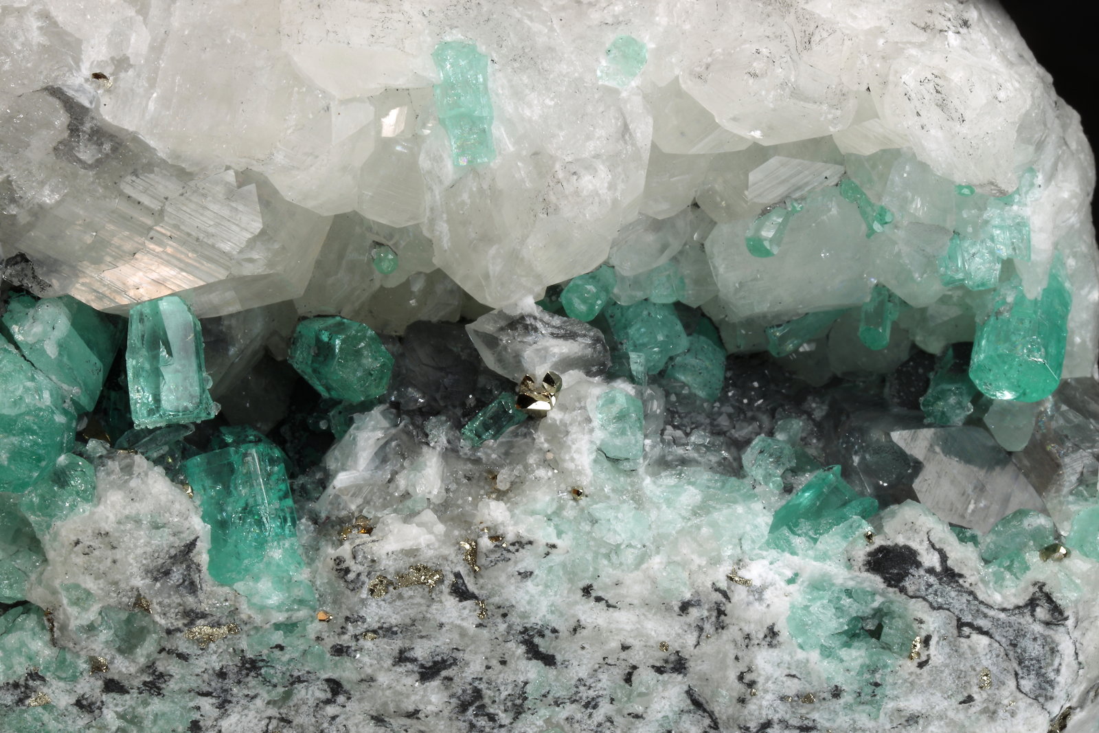 Beryl (variety emerald), Calcite, Pyrite
122x65x48mm, xls up to 8mm
(Autor: Fiebre Verde)