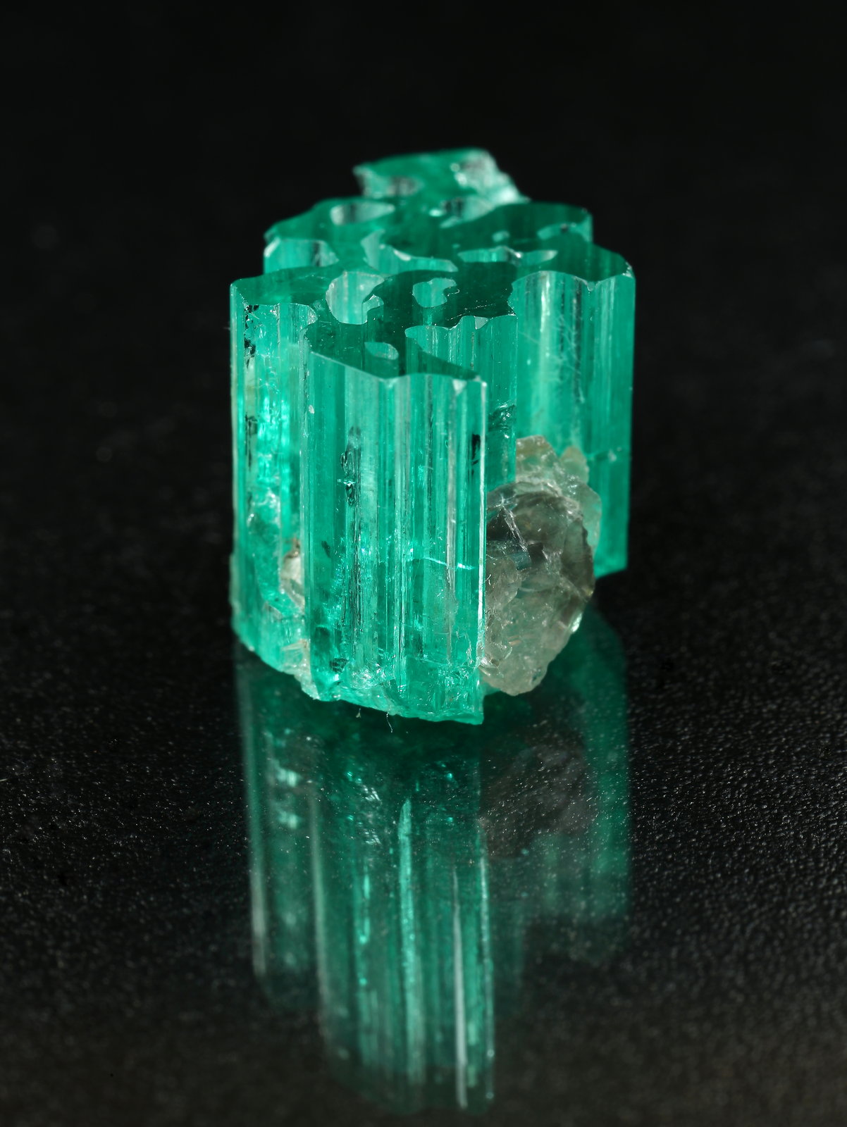Beryl (variety emerald), Dolomite
17x11x11mm
(Autor: Fiebre Verde)