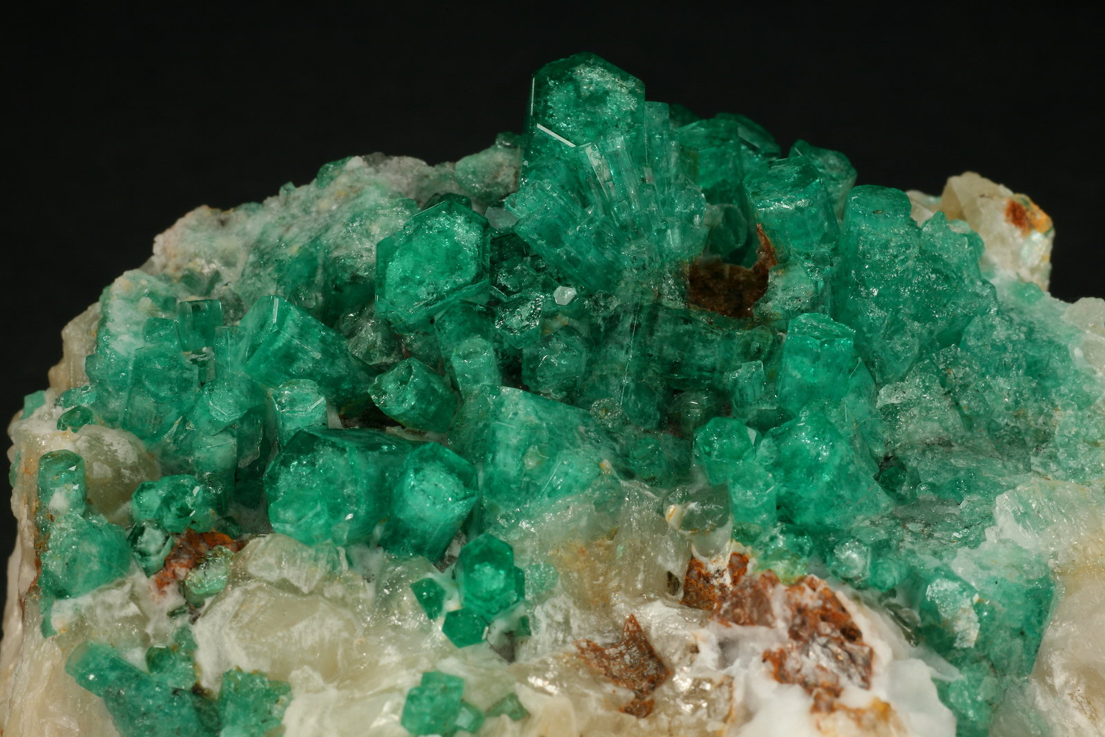 Beryl (variety emerald), Calcite
70x70x45mm
(Autor: Fiebre Verde)