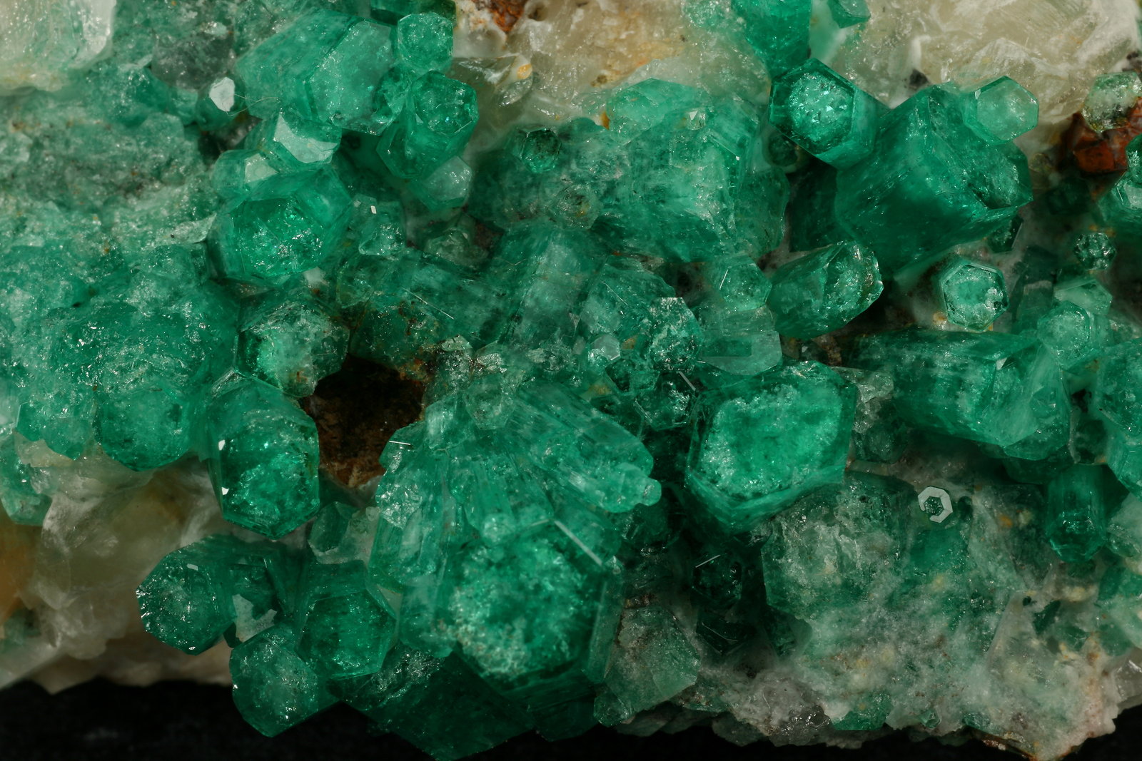 Beryl (variety emerald), Calcite
70x70x45mm
(Autor: Fiebre Verde)