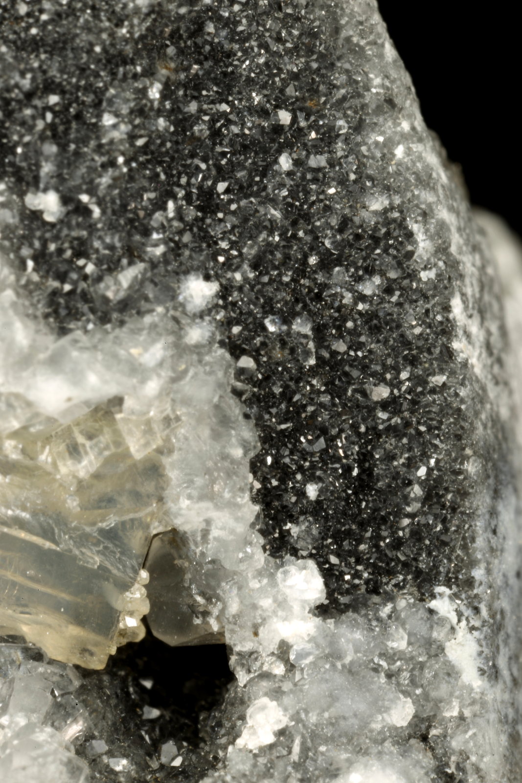 Beryl (variety emerald), Calcite
31x21x20mm, xl=16x4mm
(Autor: Fiebre Verde)