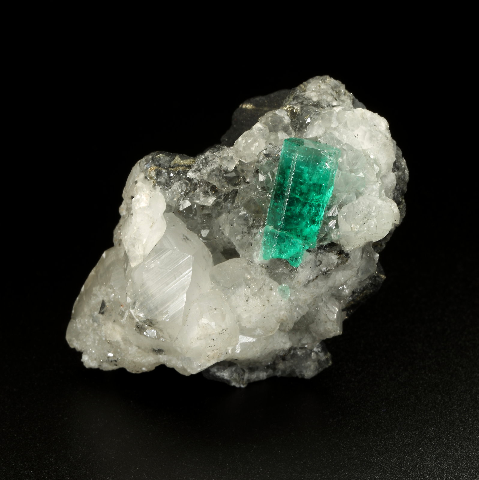 Beryl (variety emerald), Calcite, Pyrite
40x43x40mm, xl=16mm
(Autor: Fiebre Verde)
