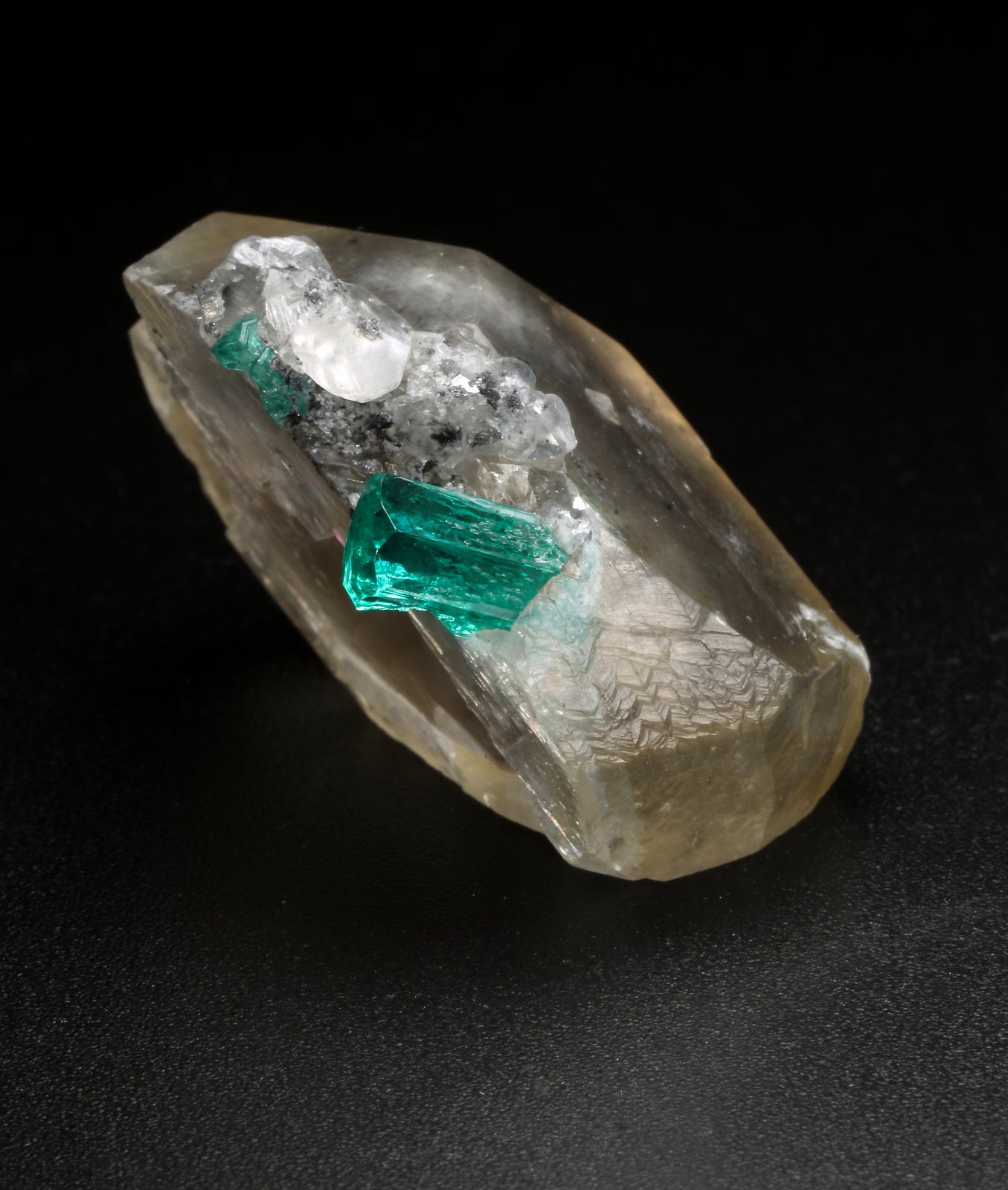 Beryl (variety emerald), Calcite
33x26x18mm (calcite xl), xls=8.5 & 4mm
(Autor: Fiebre Verde)