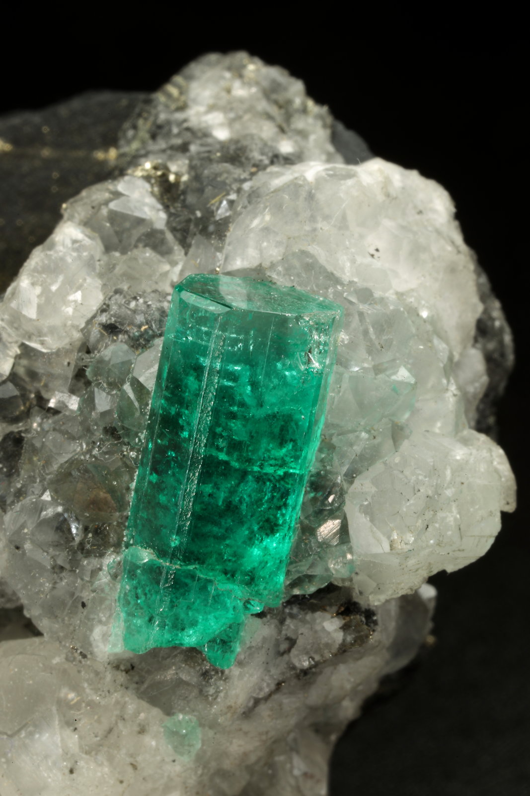 Beryl (variety emerald), Calcite, Pyrite
40x43x40mm, xl=16mm
(Autor: Fiebre Verde)