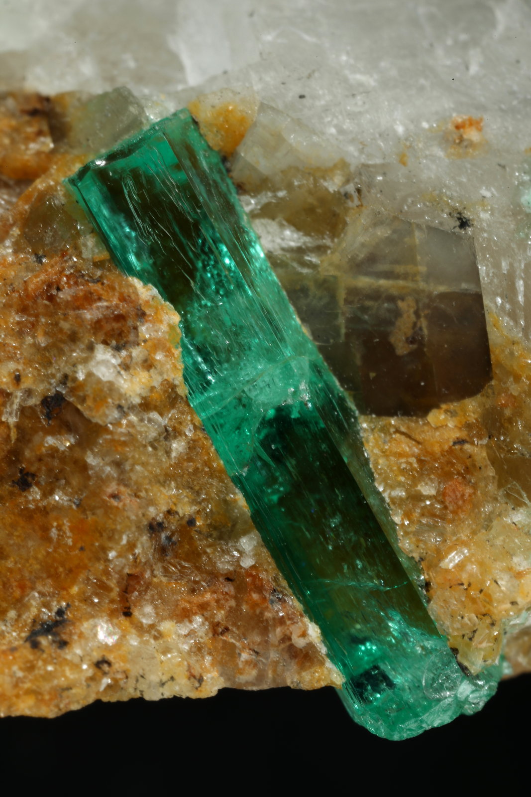 Beryl (variety emerald), Calcite
32x28x31mm, xl=14mm
(Autor: Fiebre Verde)