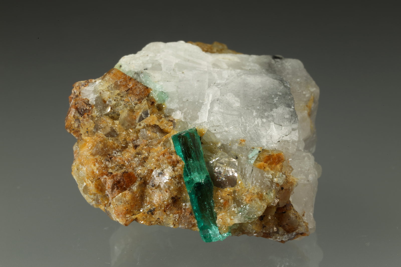 Beryl (variety emerald), Calcite
32x28x31mm, xl=14mm
(Autor: Fiebre Verde)