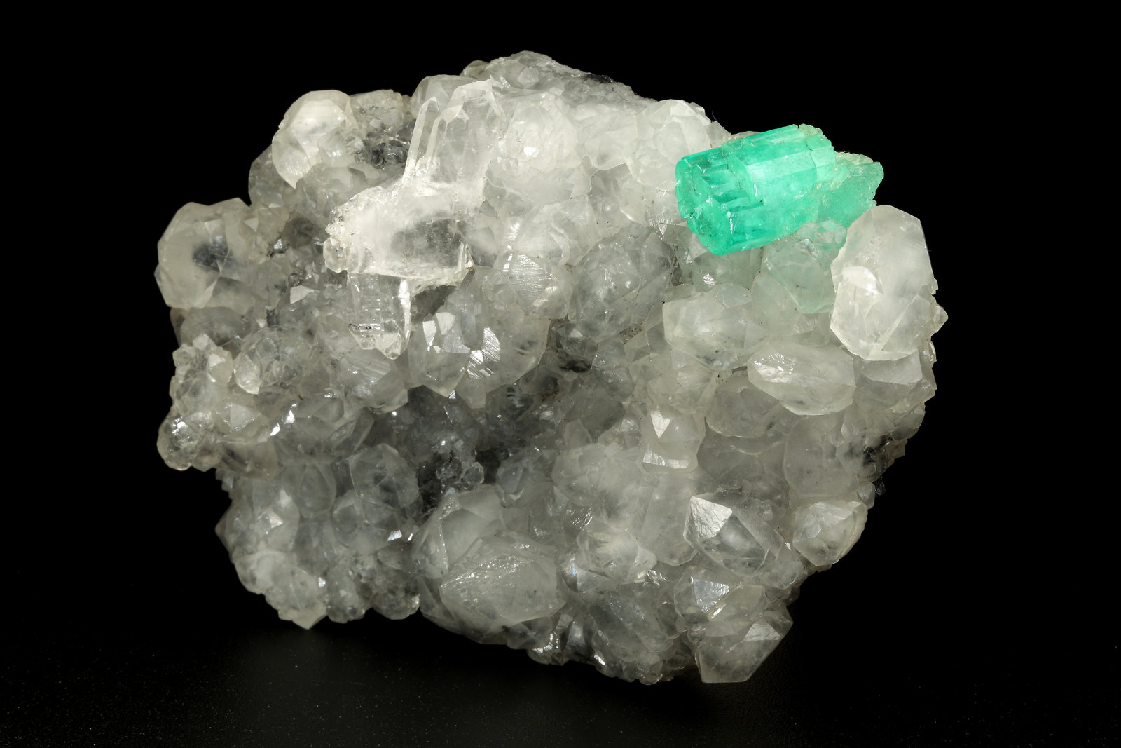 Beryl (variety emerald), Calcite, Quartz
71x49x20mm, aggregate=15x9mm
(Autor: Fiebre Verde)