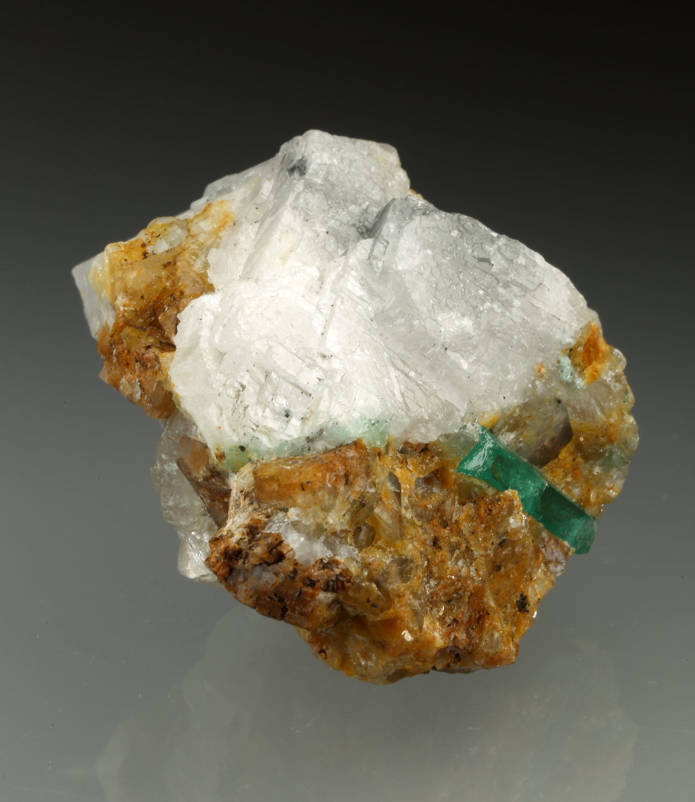 Beryl (variety emerald), Calcite
32x28x31mm, xl=14mm
(Autor: Fiebre Verde)