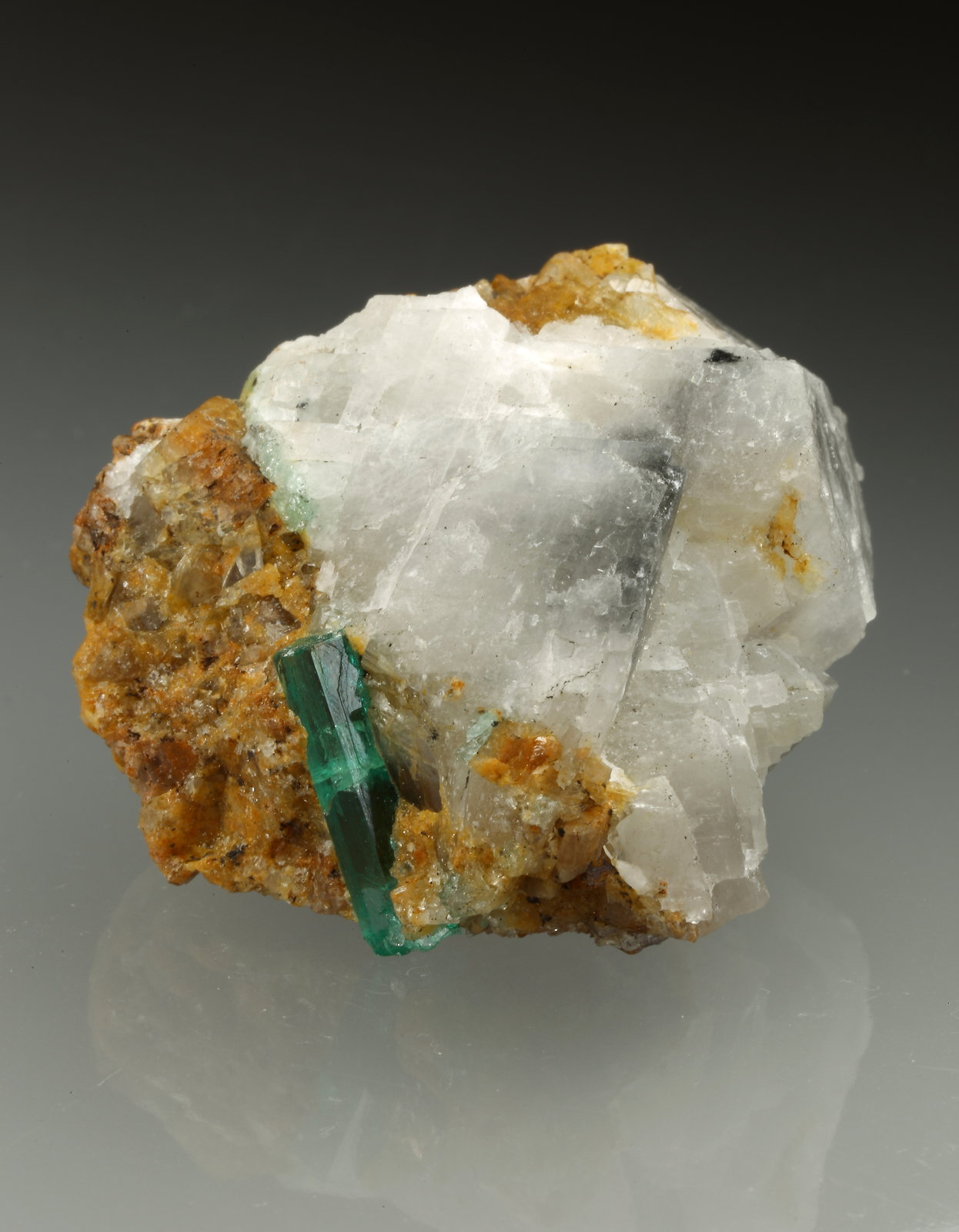 Beryl (variety emerald), Calcite
32x28x31mm, xl=14mm
(Autor: Fiebre Verde)