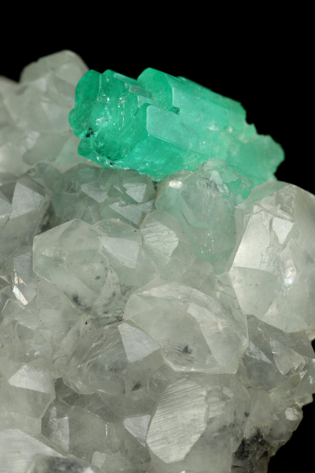 Beryl (variety emerald), Calcite, Quartz
71x49x20mm, aggregate=15x9mm
(Autor: Fiebre Verde)