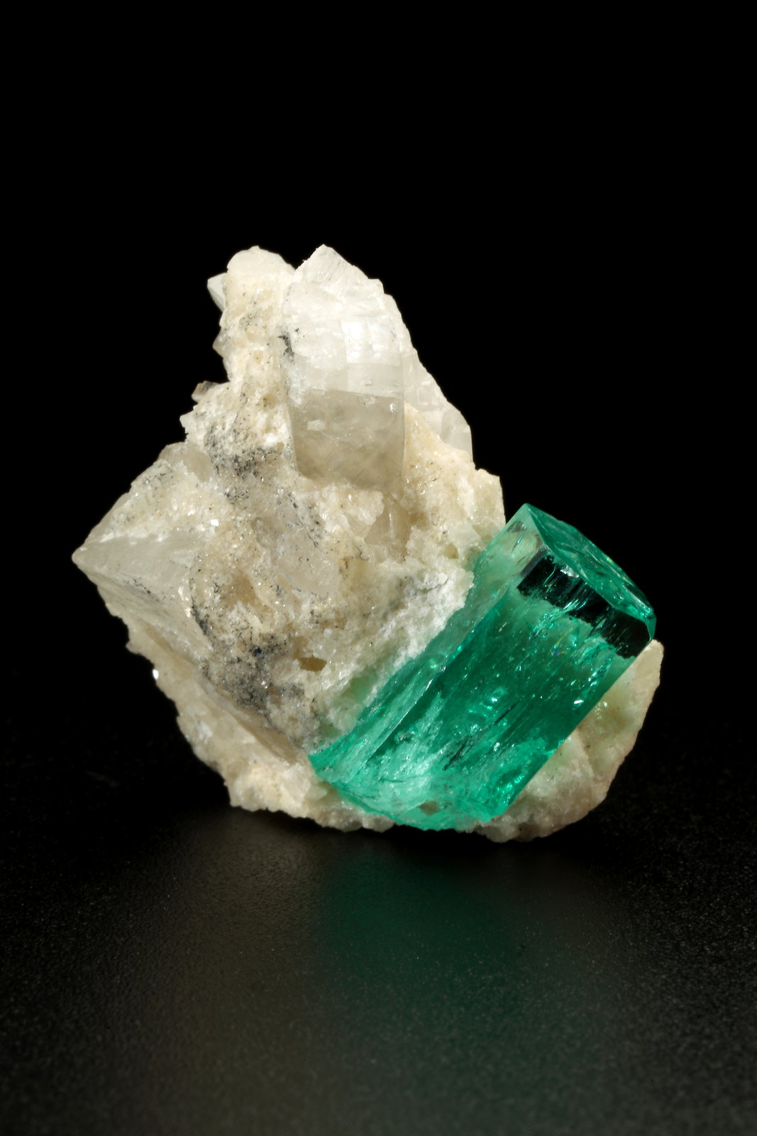 Beryl (variety emerald), Calcite, Dolomite
30x28x27mm, xl=17x8.5mm
(Autor: Fiebre Verde)