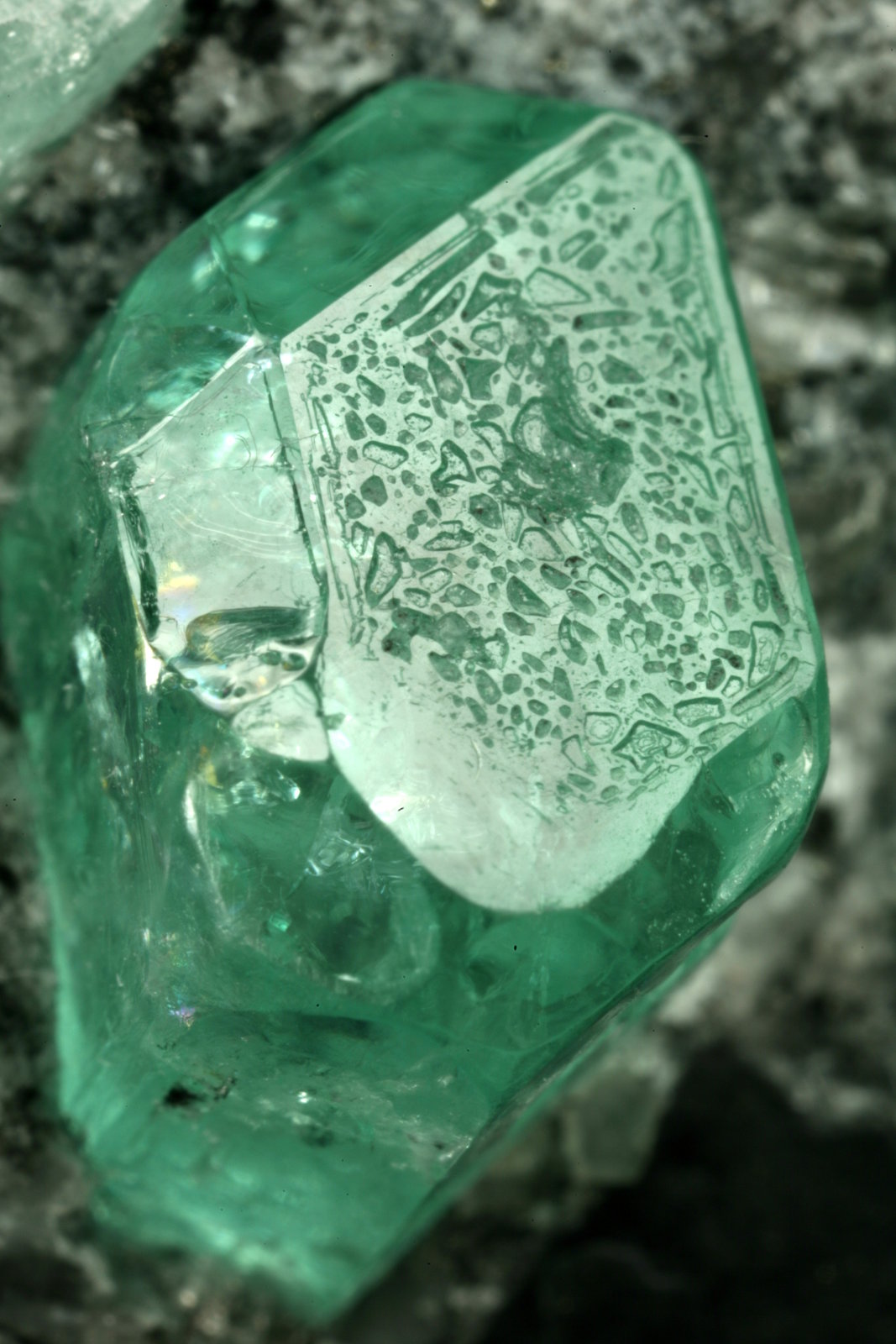 Beryl (variety emerald), Calcite, Pyrite
xl=7mm
(Autor: Fiebre Verde)