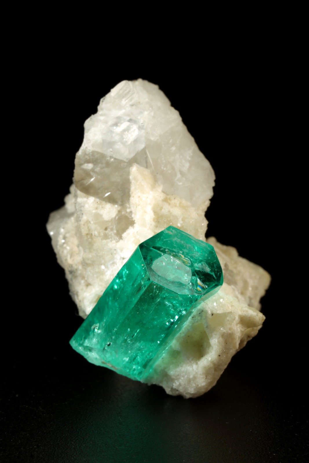 Beryl (variety emerald), Calcite, Dolomite
30x28x27mm, xl=17x8.5mm
(Autor: Fiebre Verde)